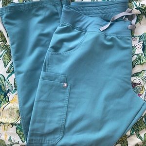 FIGS KADE SCRUB PANTS IN HYDROGREEN 💚🤍💚🤍